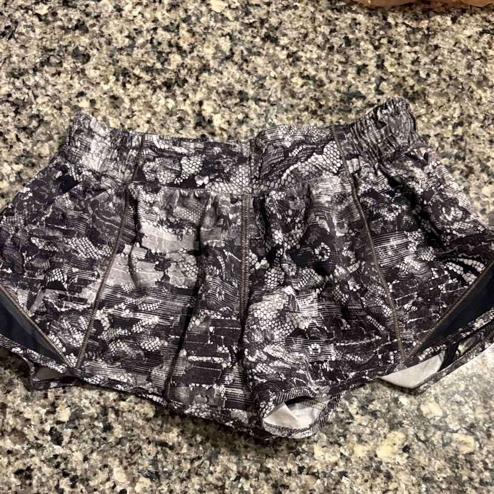 Lululemon hotty hot 2.5 size 4 Black and Gray Women Shorts